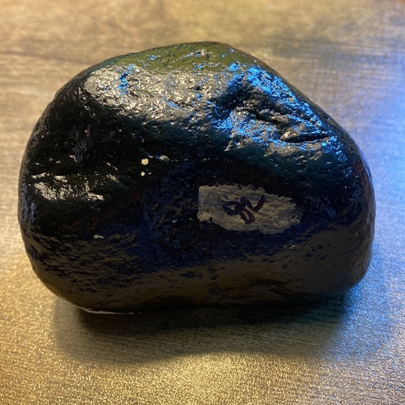 Fluffy WHITE CAT with red yarn Hand painted stone garden rock paper weight - Picture 8 of 9